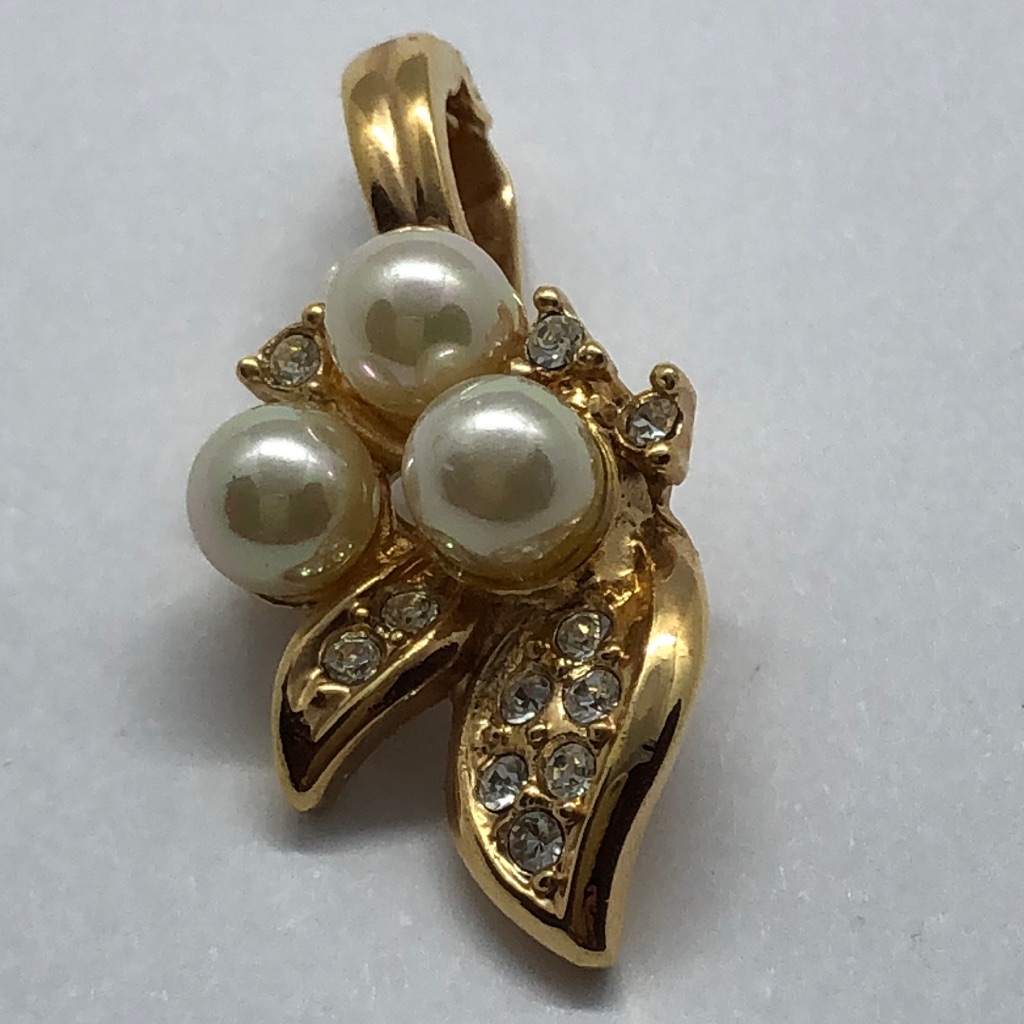Pure Classic A Three Dimensional Design Pendant 22$
